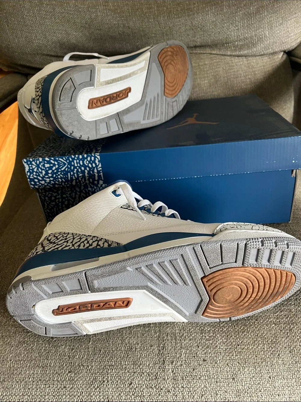 Jordan Men's White and Blue Retro Basketball Sneakers